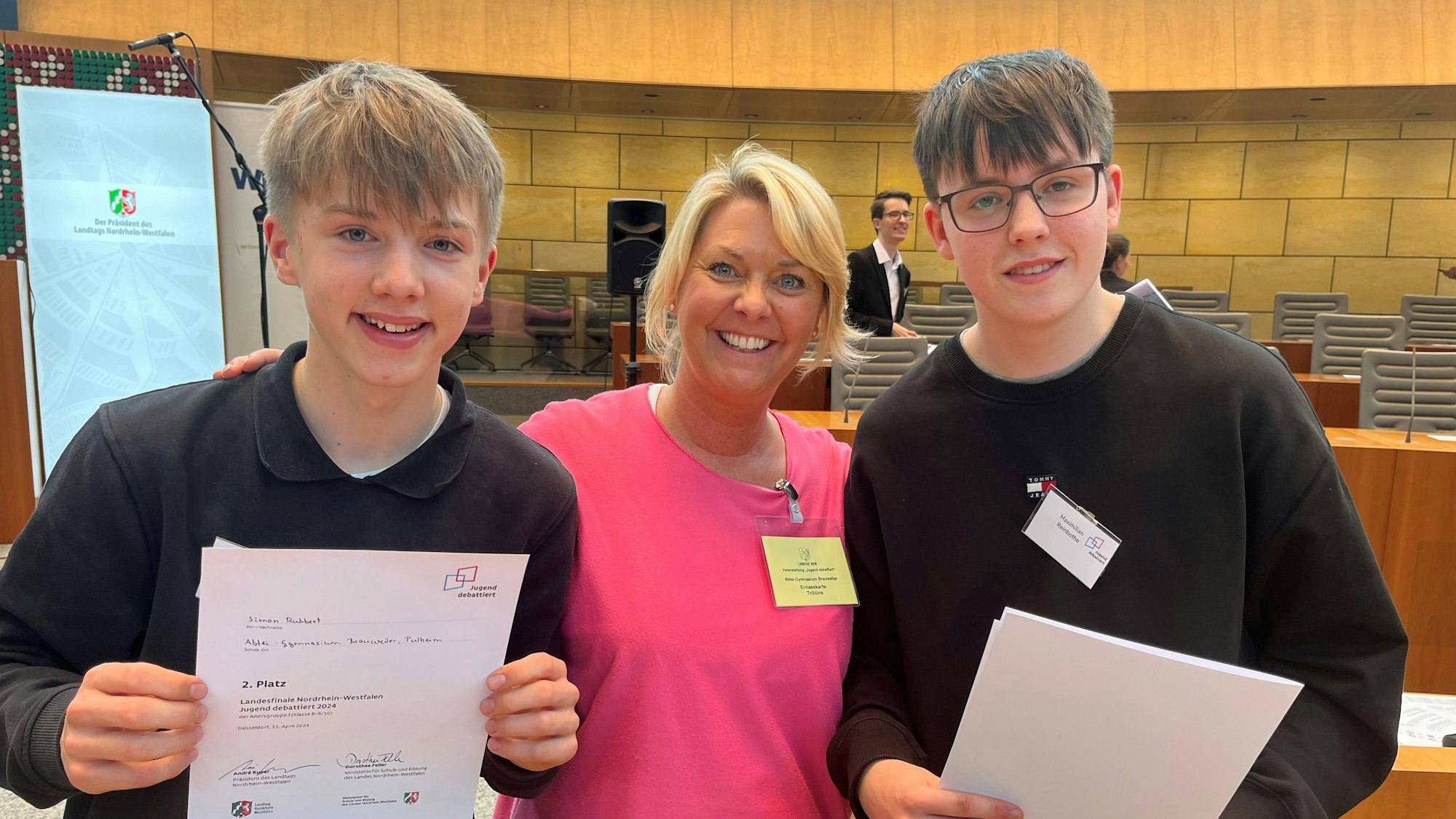 Die 15-Jährigen und ihre Lehrerin freuen sich über den Erfolg.