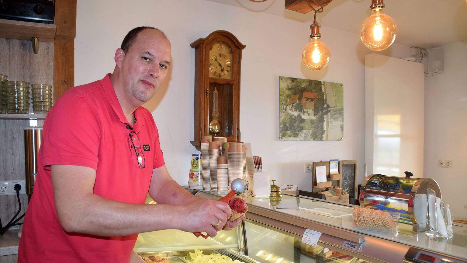 In Bornheim-Merten im Café Trebellii formt Mario Gierlich die Kugeln.
