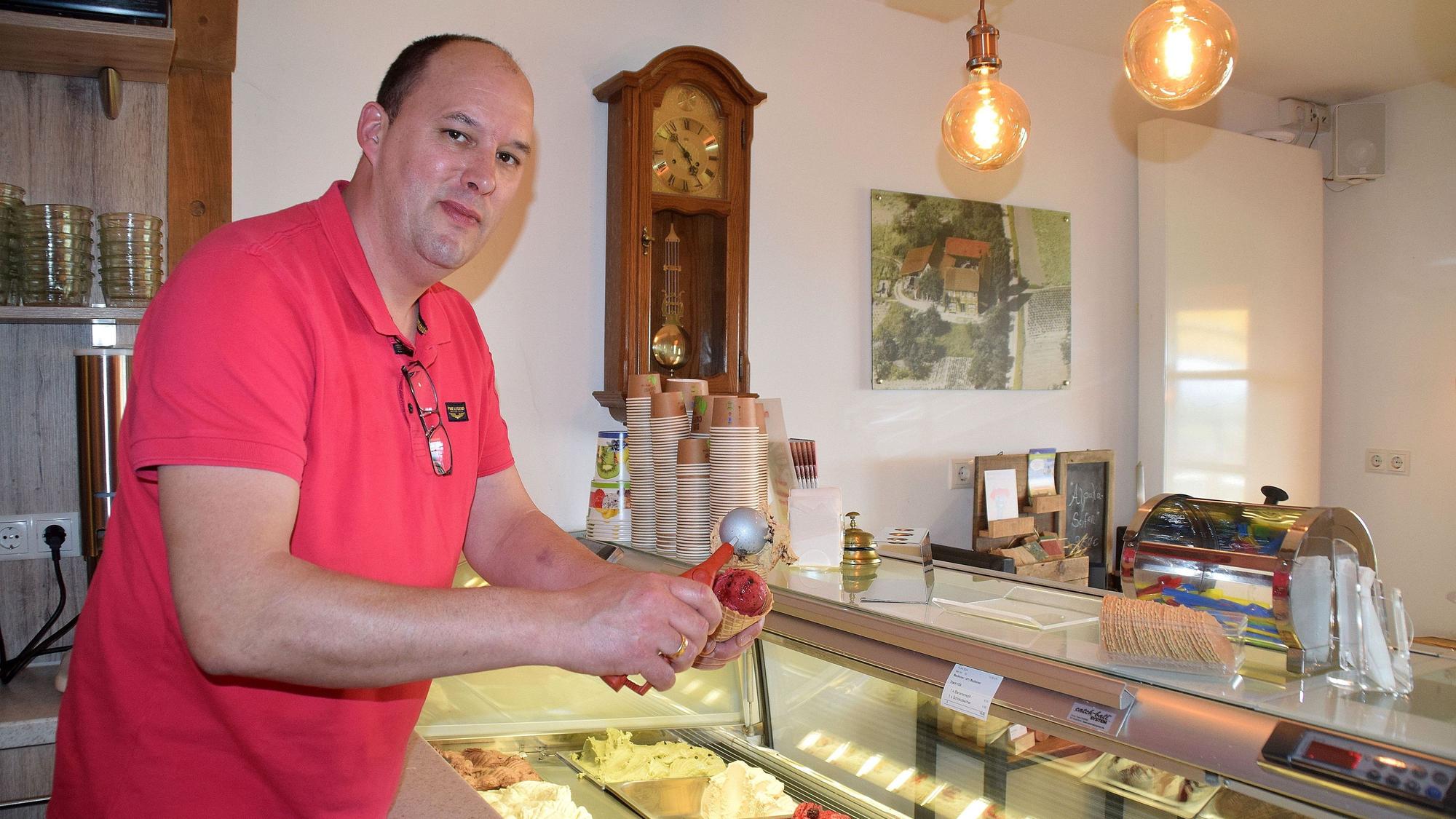 In Bornheim-Merten im Café Trebellii formt Mario Gierlich die Kugeln.