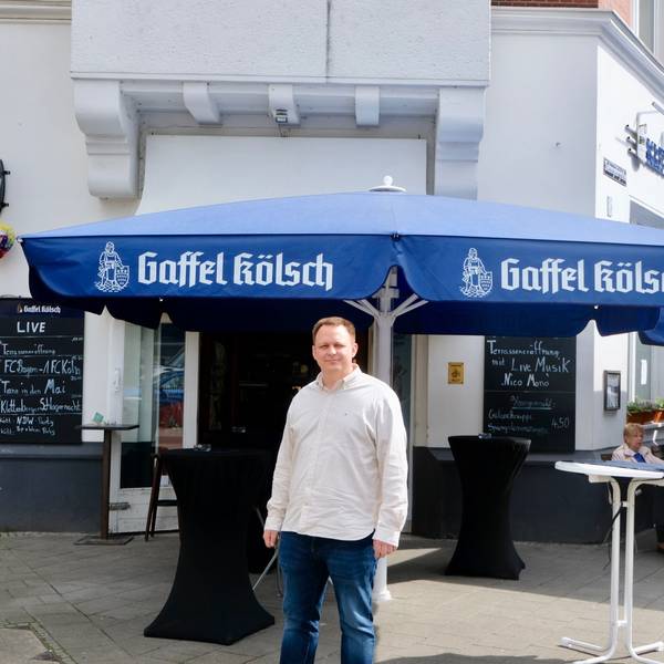 Philipp Eismar, der neue Betreiber vom Klettenberger Hof, steht vor dem Lokal.