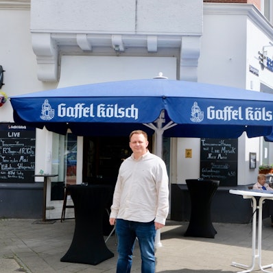 Philipp Eismar, der neue Betreiber vom Klettenberger Hof, steht vor dem Lokal.