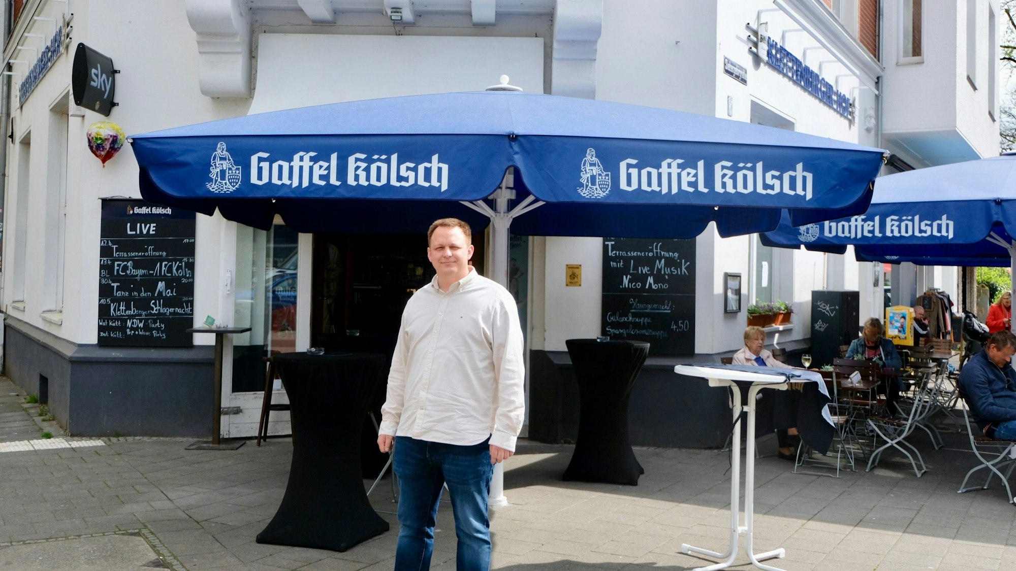 Philipp Eismar, der neue Betreiber vom Klettenberger Hof, steht vor dem Lokal.