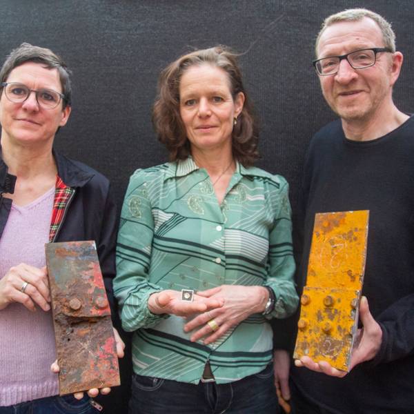 Die Künstler Ines Lang, Bettina Schön, Rupert Franzen mit rostigen Blechteilen des historischen Ratsschiffes MS Stadt Köln