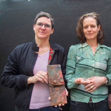 Die Künstler Ines Lang, Bettina Schön, Rupert Franzen mit rostigen Blechteilen des historischen Ratsschiffes MS Stadt Köln