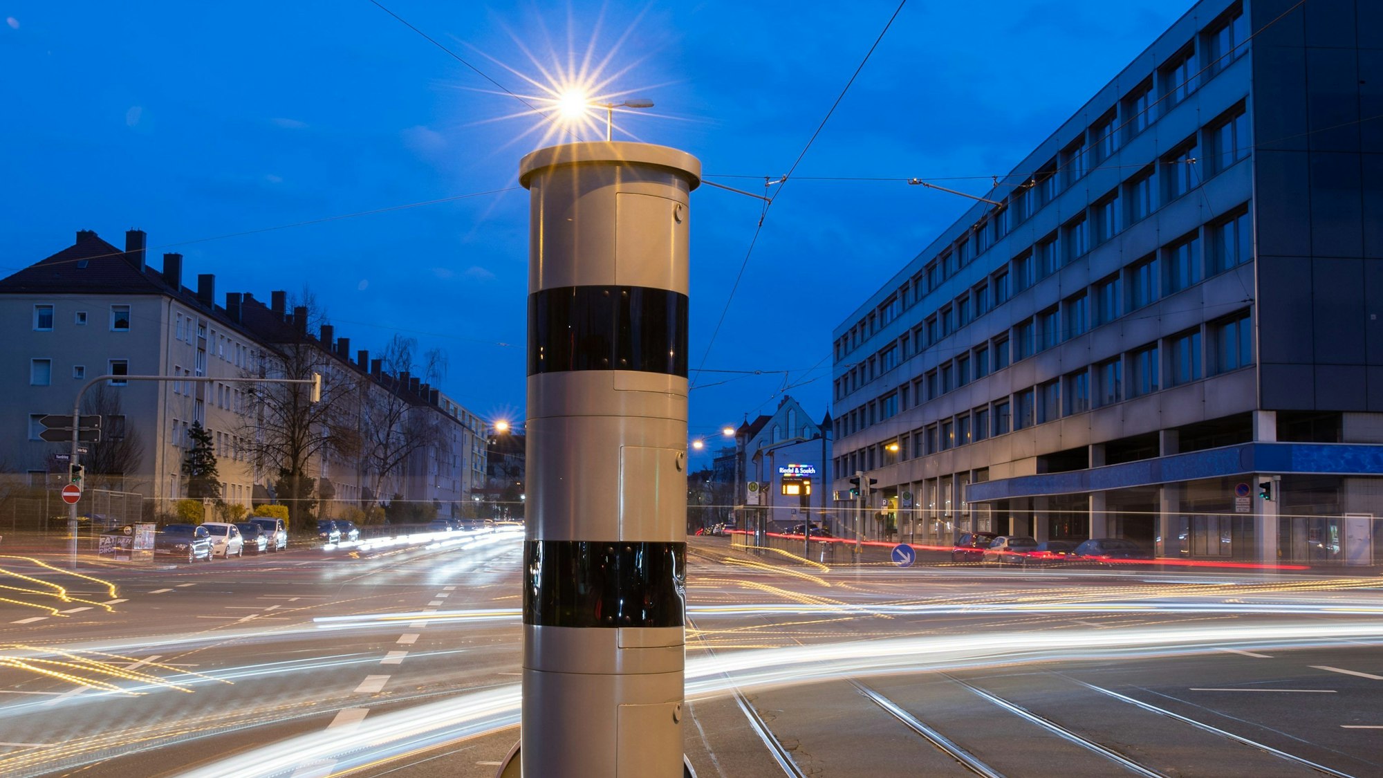 Ein Blitzer steht auf einer großen Straßenkreuzung