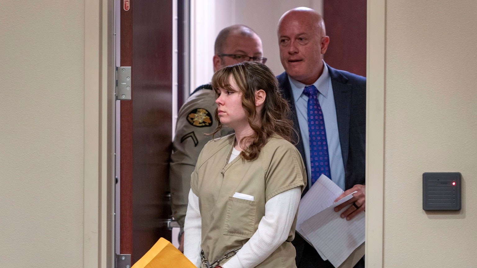 Waffenmeisterin Hannah Gutierrez-Reed betritt einen Raum vor Gericht.