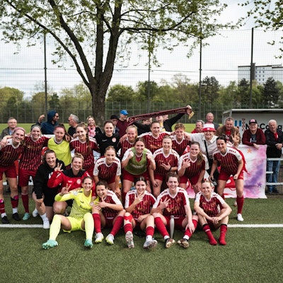 Fortuna Kölns Fußballerinnen feiern ihren 4:2-Heimsieg gegen Bayer 04 Leverkusen II.