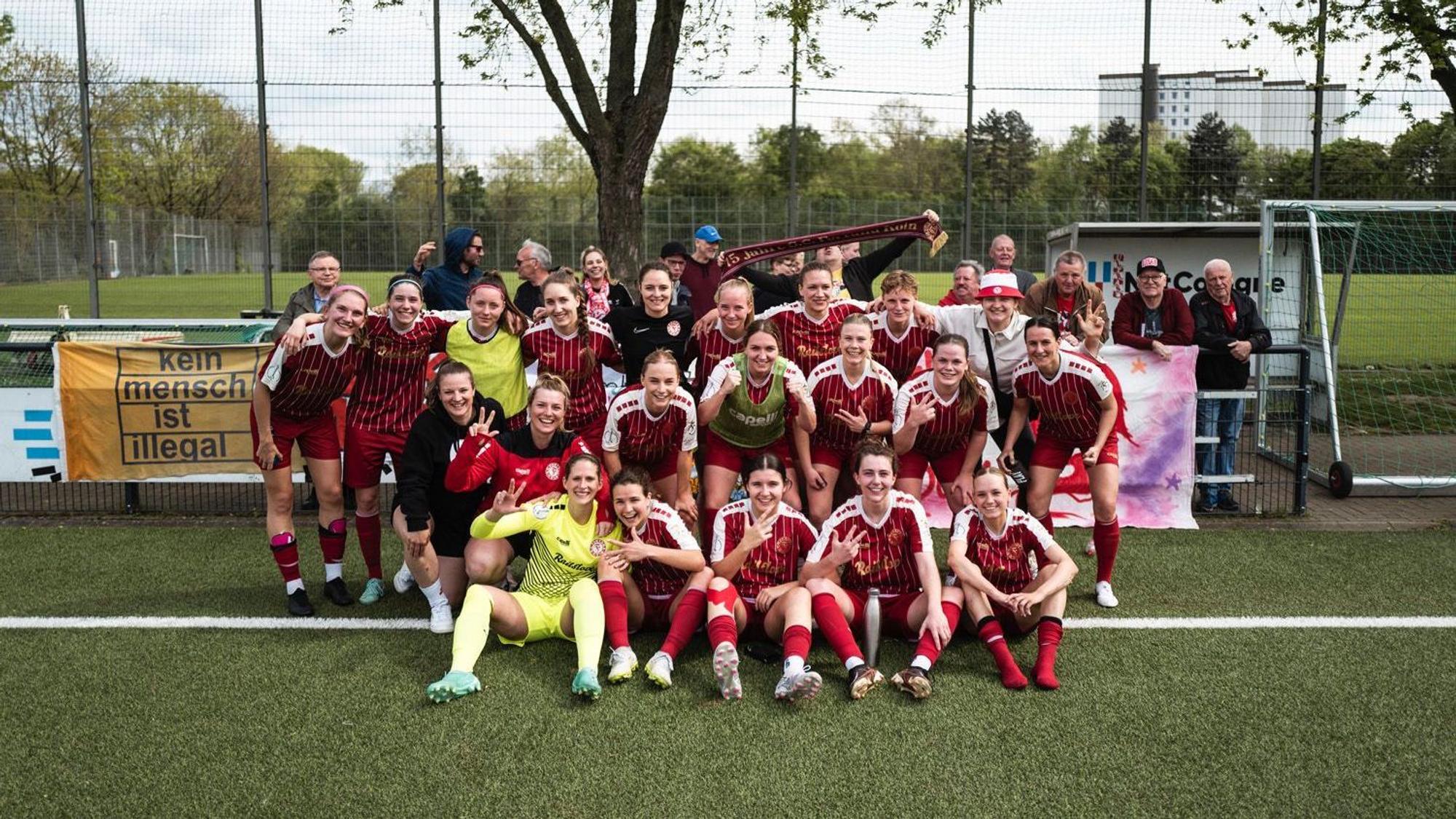 Fortuna Kölns Fußballerinnen feiern ihren 4:2-Heimsieg gegen Bayer 04 Leverkusen II.