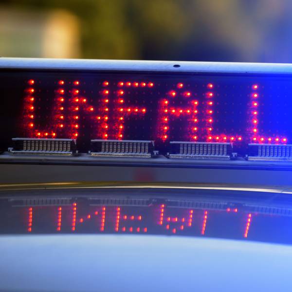 Eine Leuchte mit der Aufschrift Unfall auf einem Polizeiauto.