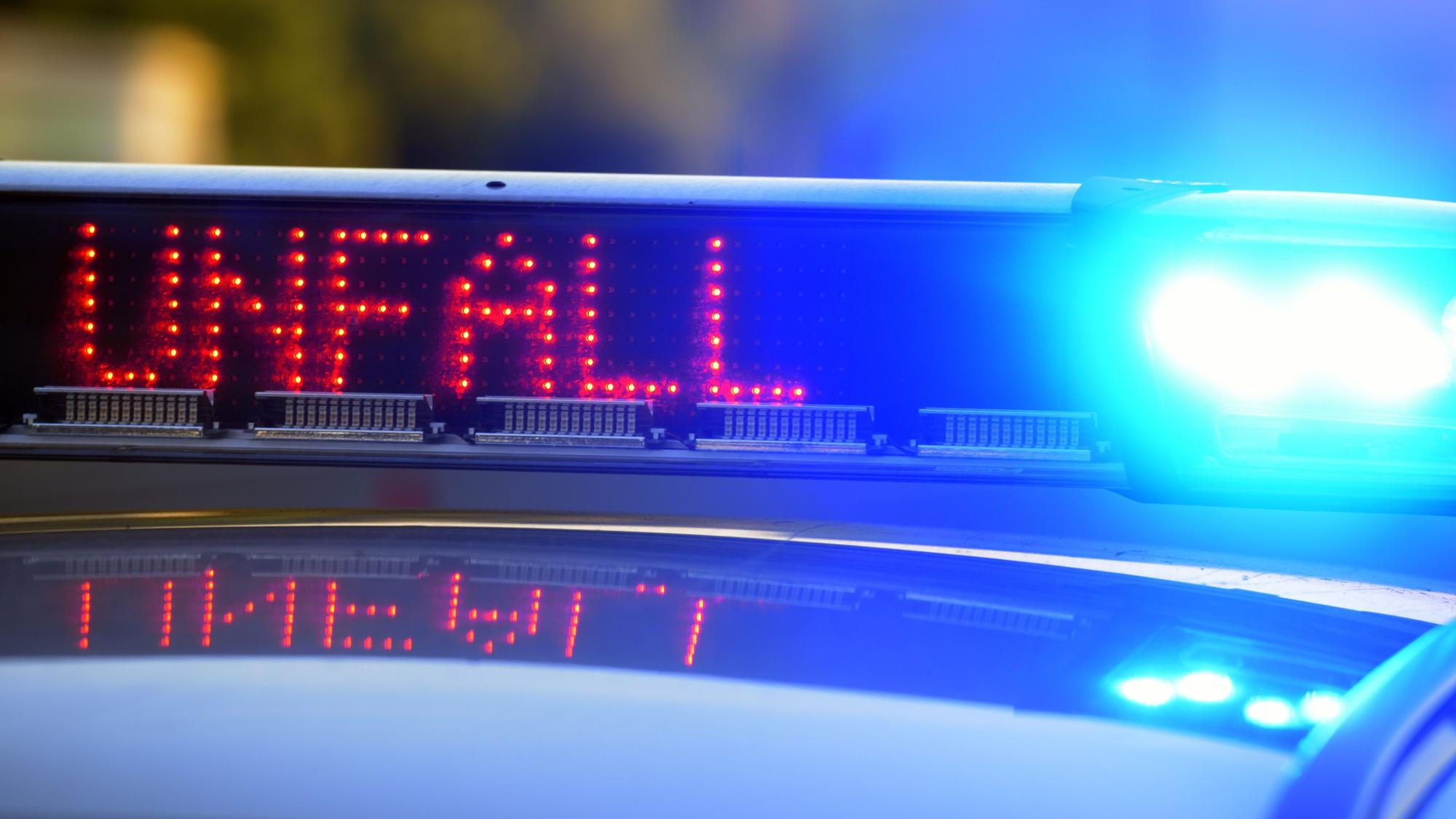 Eine Leuchte mit der Aufschrift Unfall auf einem Polizeiauto.