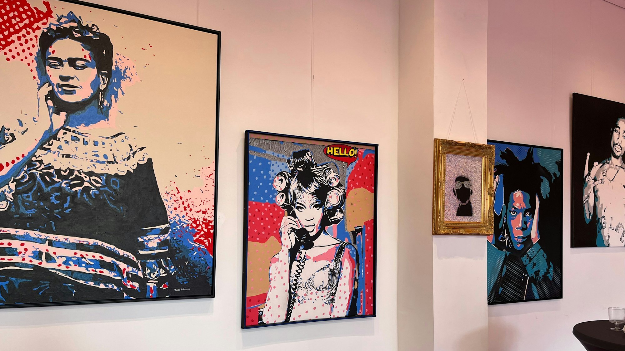 Sein erstes Porträt widmete er Naomi Campbell. Während der Corona-Pandemie fing er an, Berühmtheiten zu malen.