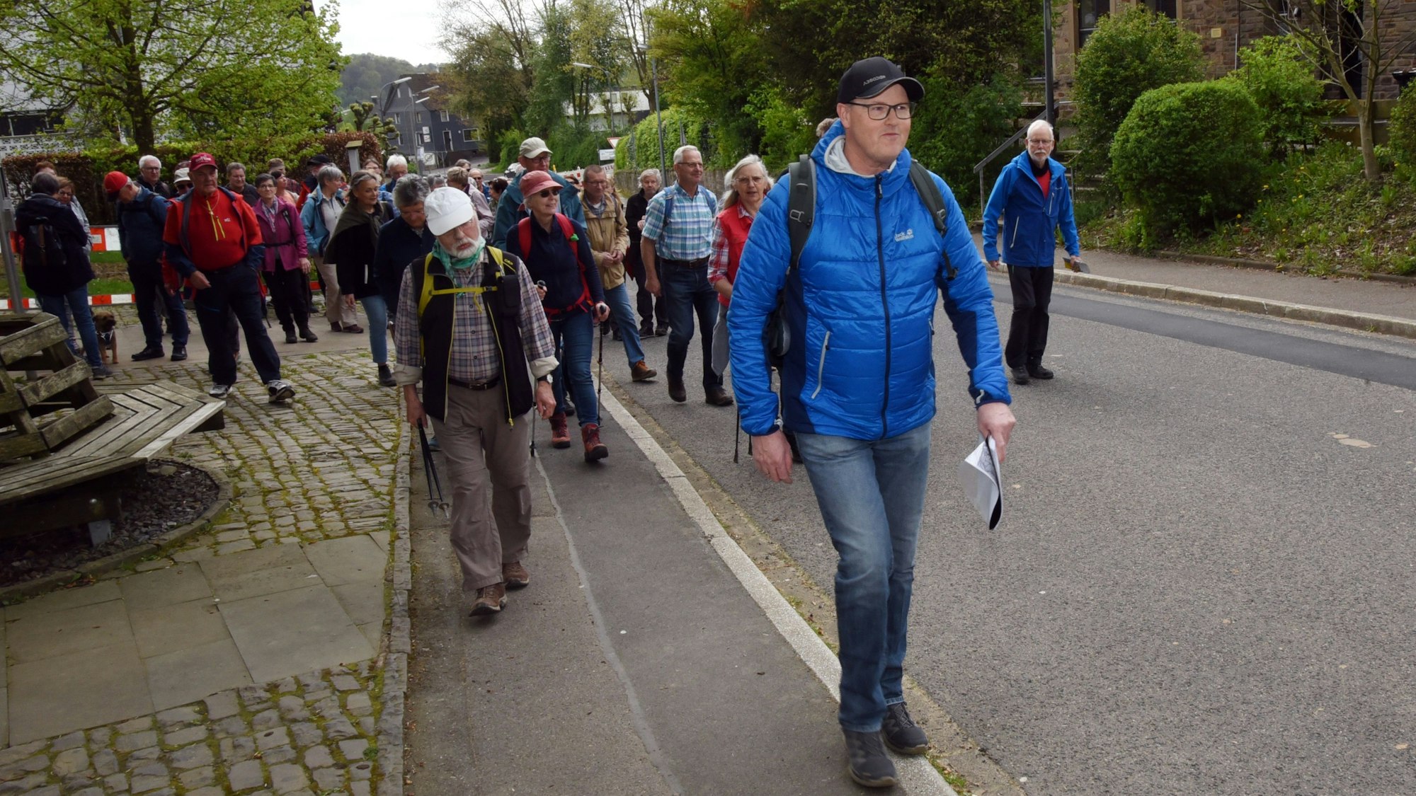 In Linde vor der Kirche startete die kulturhistorische Jahreswanderung des Fördervereins Freilichtmuseum Lindlar.