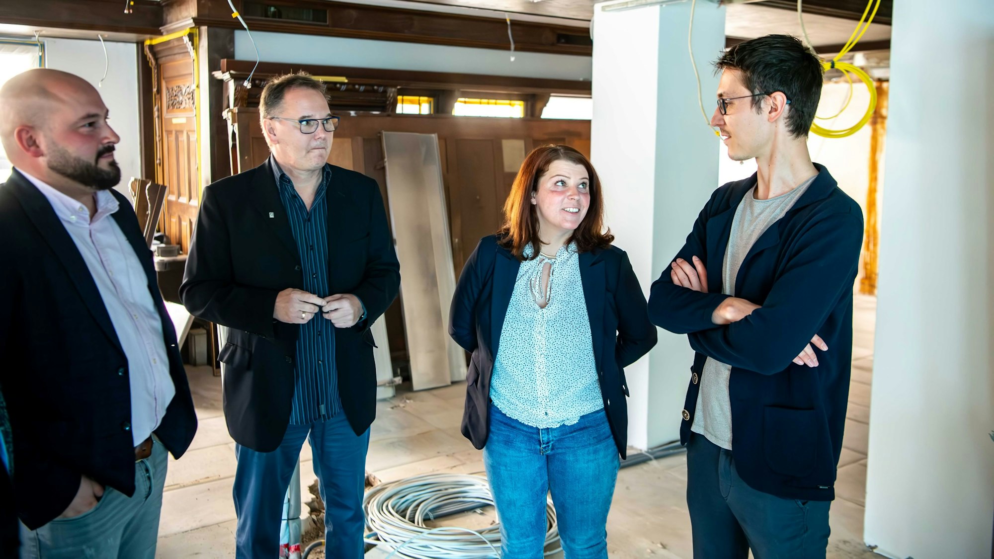 Das Bild zeigt Marius Ruhroth (l.), der die Posthalterei an die Familie Pesch verkauft hat.