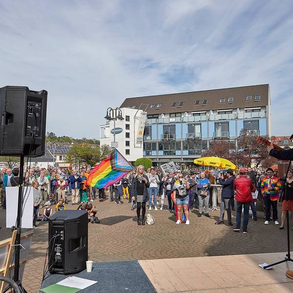 Stephan Brings steht mit der Gitarre auf der Bühne. Das Foto, das von einem Standpunkt hinter der Bühne aus gemacht wurde, zeigt zudem die Teilnehmer der Demo.