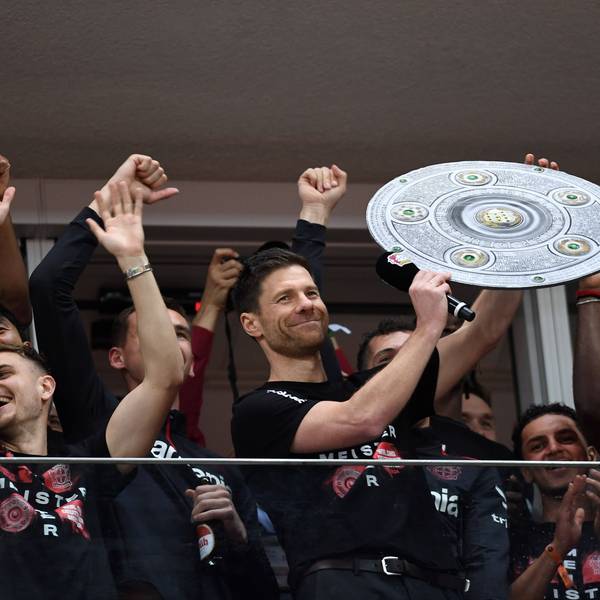 Trainer Xabi Alonso jubelt mit seiner Mannschaft.