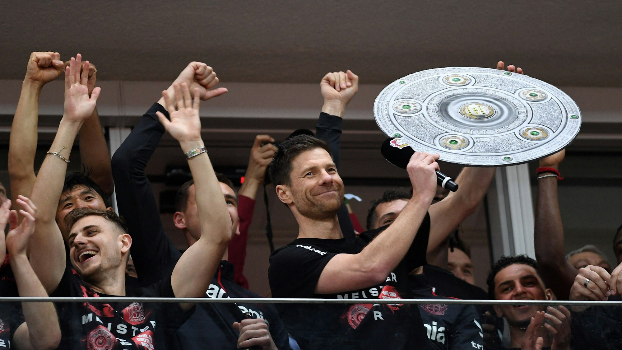Trainer Xabi Alonso jubelt mit seiner Mannschaft.