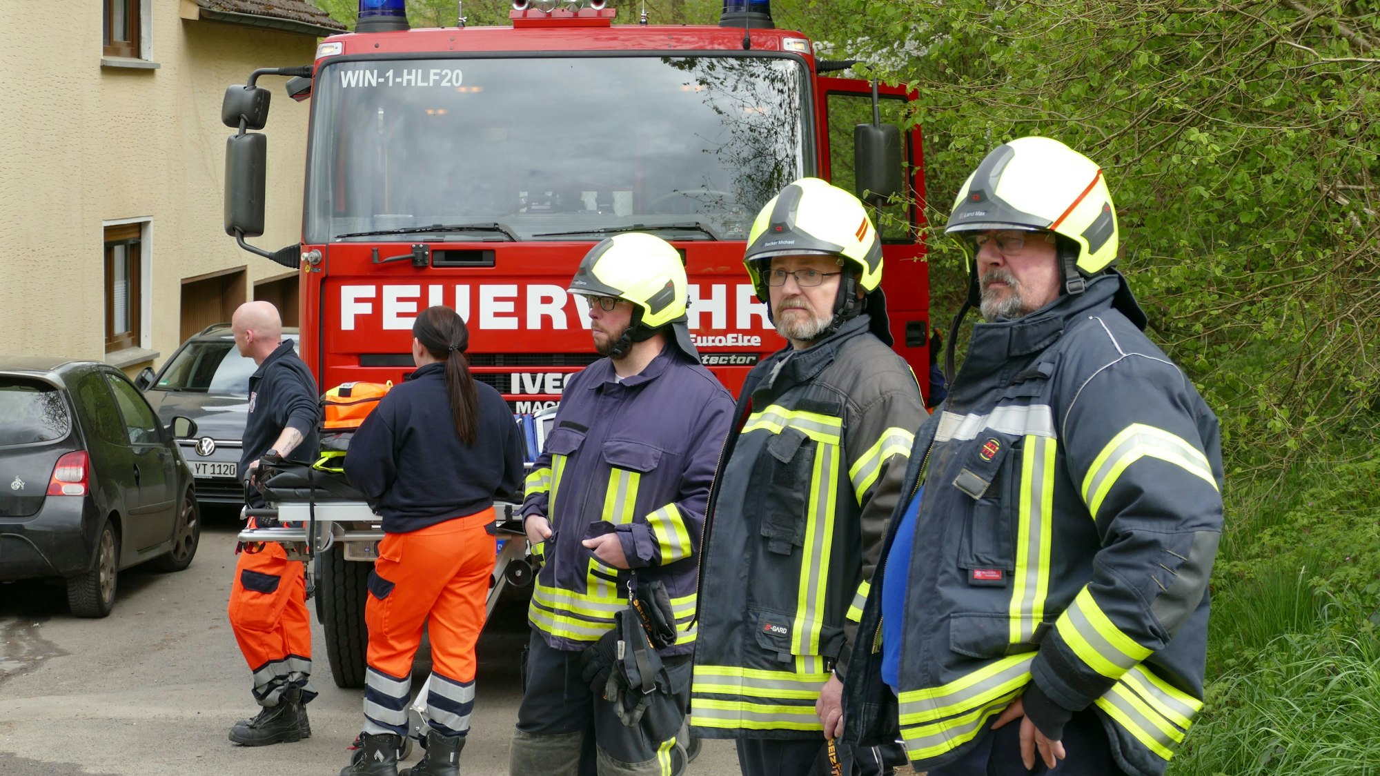 Feuerwehrleute stehen am Einsatzort.
