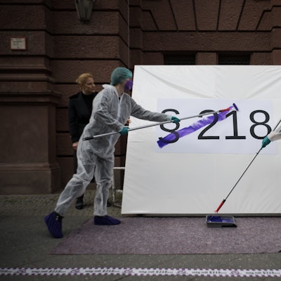 Aktivistinnen streichen während eines Flashmobs des Bündnisses für sexuelle Selbstbestimmung mit der Farbe Lila symbolisch den Paragrafen218 Schwangerschaftsabbruch aus dem Strafgesetzbuch durch.