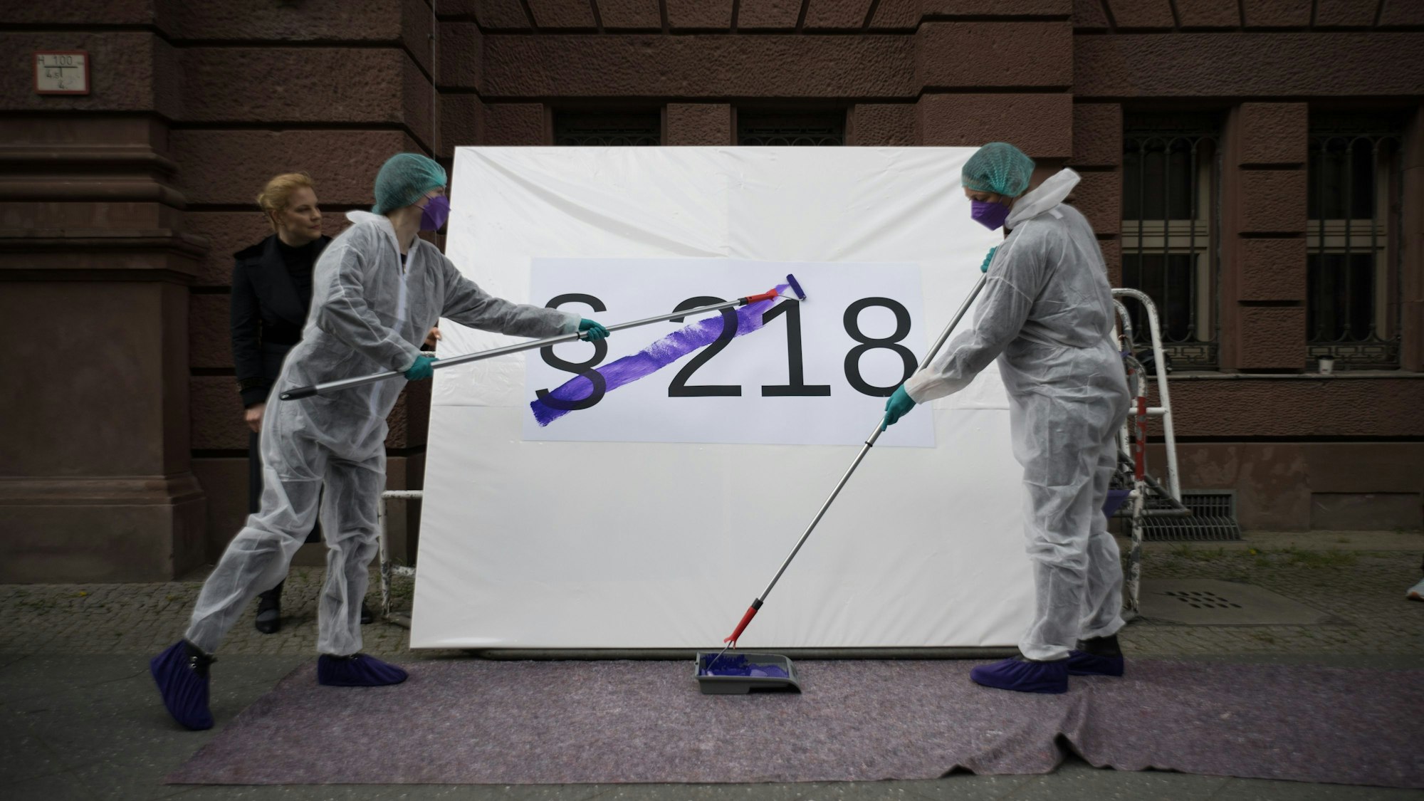 Berlin: Aktivistinnen streichen während eines Flashmobs des Bündnisses für sexuelle Selbstbestimmung unter dem Motto ·Legal, einfach, fair - Für eine Neuregelung des Schwangerschaftsabbruchs in Deutschland!· mit der Farbe Lila symbolisch den Paragraph 218 Schwangerschaftsabbruch aus dem Strafgesetzbuch durch. Nach Einschätzung einer Expertenkommission sollten Abtreibungen in Deutschland künftig nicht mehr grundsätzlich strafbar sein.