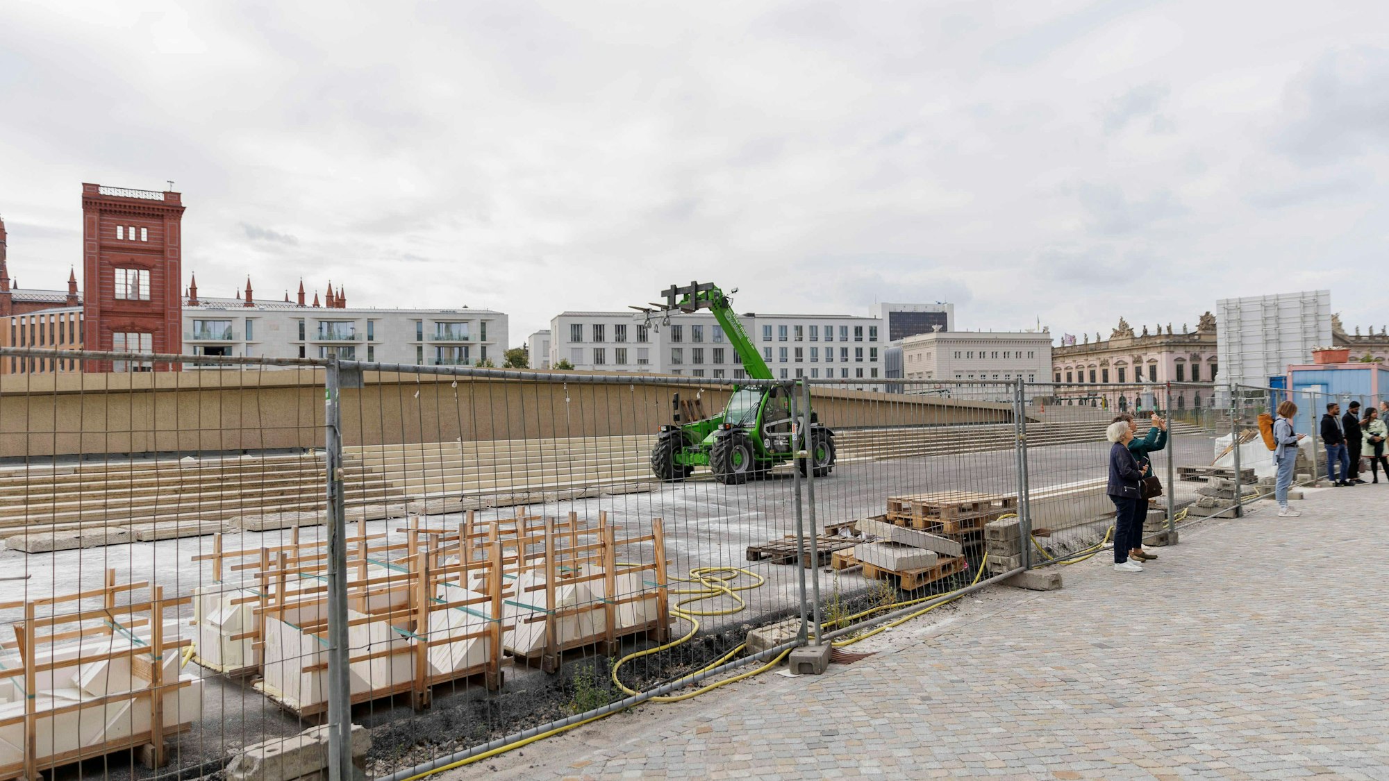 Bauzäune umgeben das Gelände der Baustelle für des zukünftige Freiheits- und Einheitsdenkmal auf der Schloßfreiheit. Es soll an sie friedliche Revolution und deutsche Wiedervereinigung 1989/1990 erinnern.
