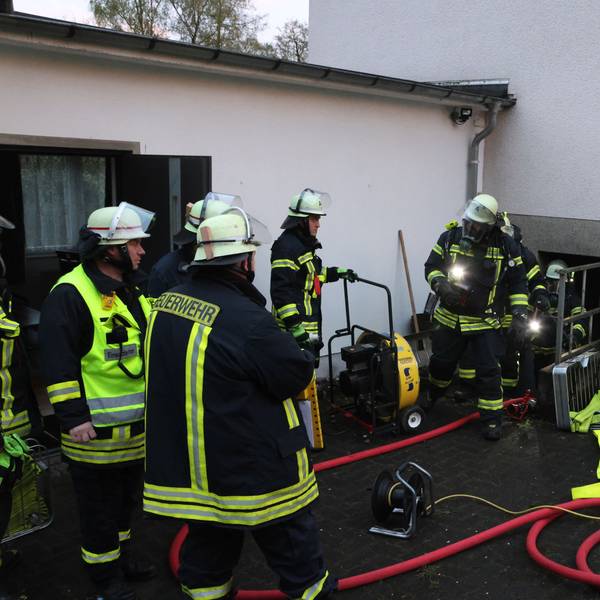 In der Morsbacher Ortschaft Rhein war der Heizungsraum eines Hauses Einsatzort für die Feuerwehr. Unser Foto zeigt die Einsatzkräfte bei der Arbeit.
