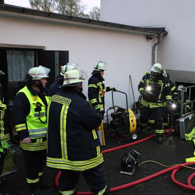 In der Morsbacher Ortschaft Rhein war der Heizungsraum eines Hauses Einsatzort für die Feuerwehr. Unser Foto zeigt die Einsatzkräfte bei der Arbeit.