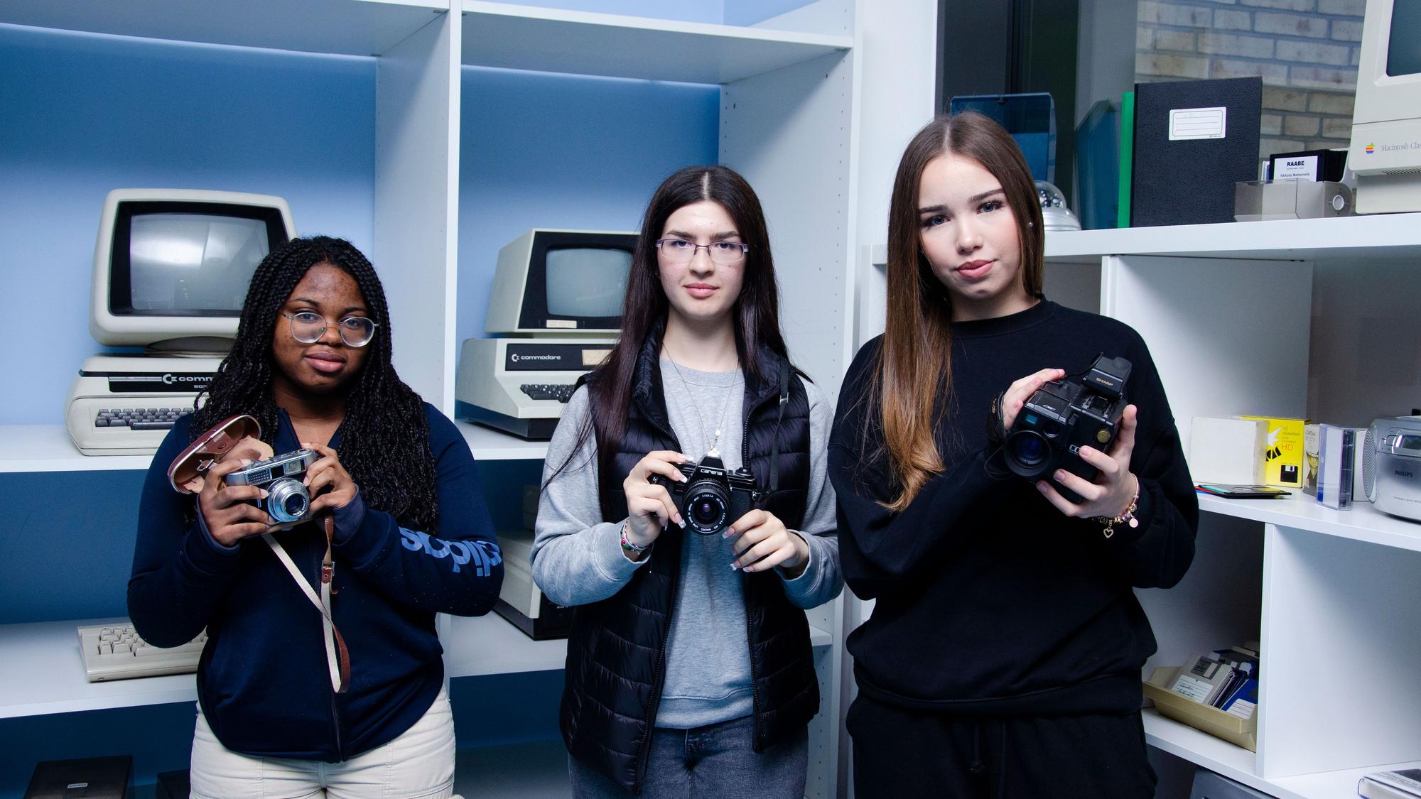 Precious, Michelle und Melinda mit Ausstellungsstücken im Computermuseum.