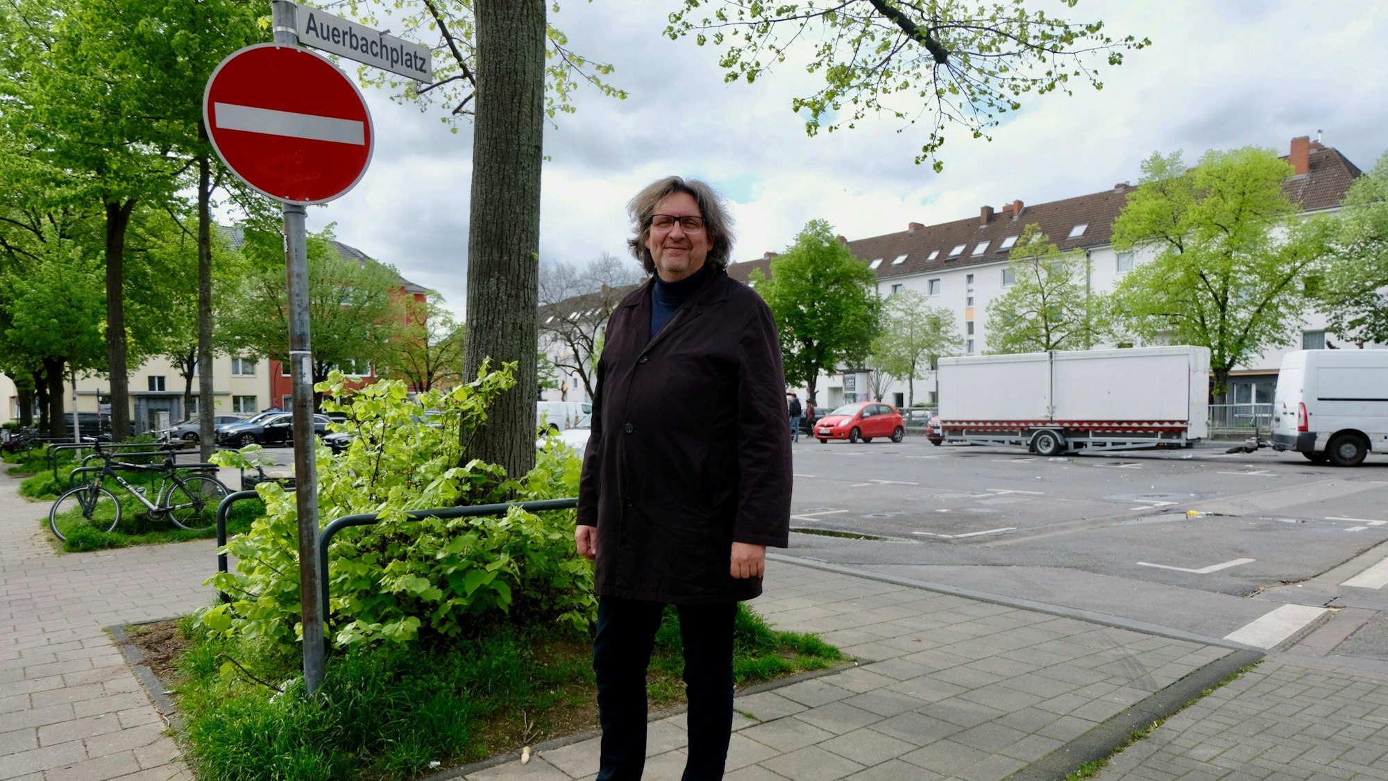 Reinhold Goss an einem der Schilder des Auerbachplatzes.