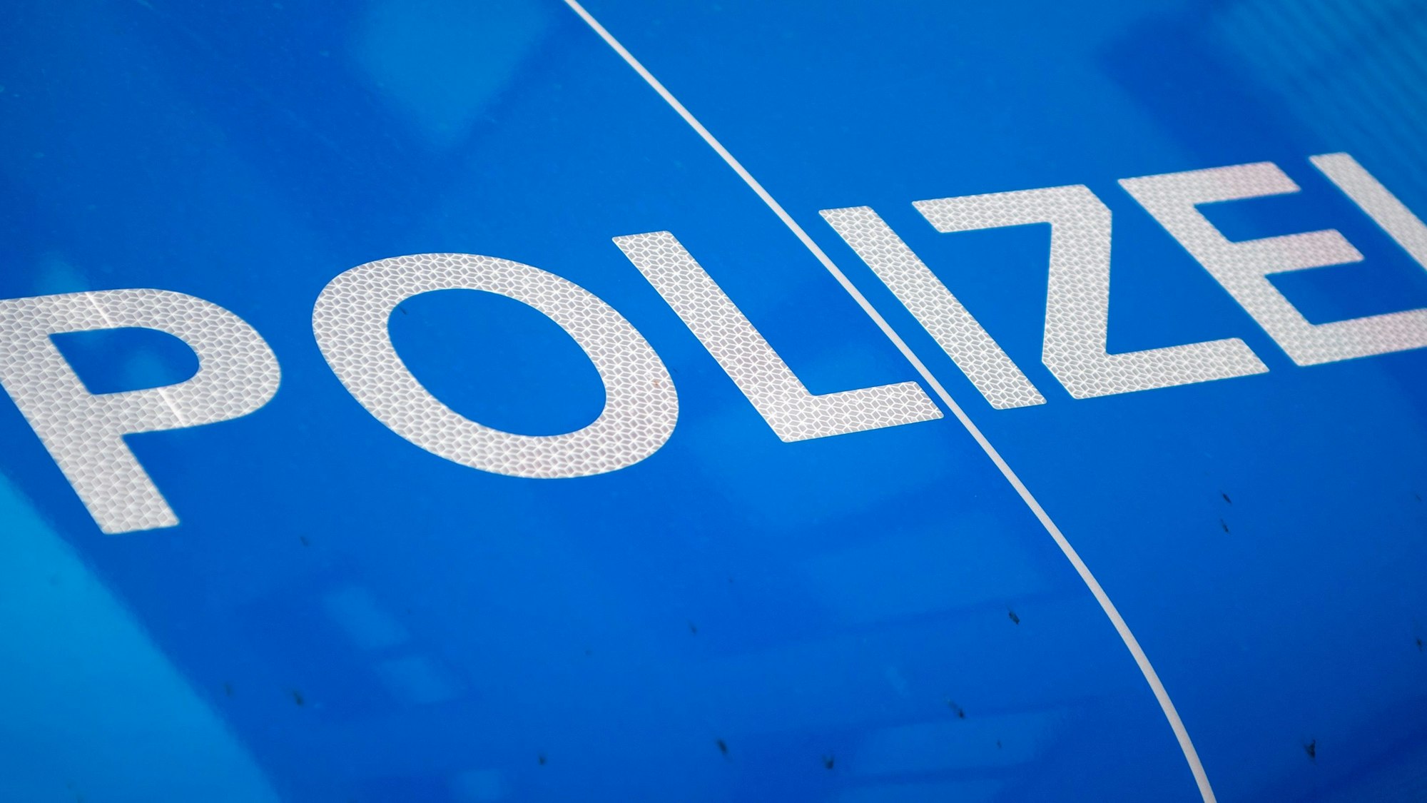 Das Symbolfoto zeigt die Aufschrift „Polizei“ auf einem Streifenwagen.
