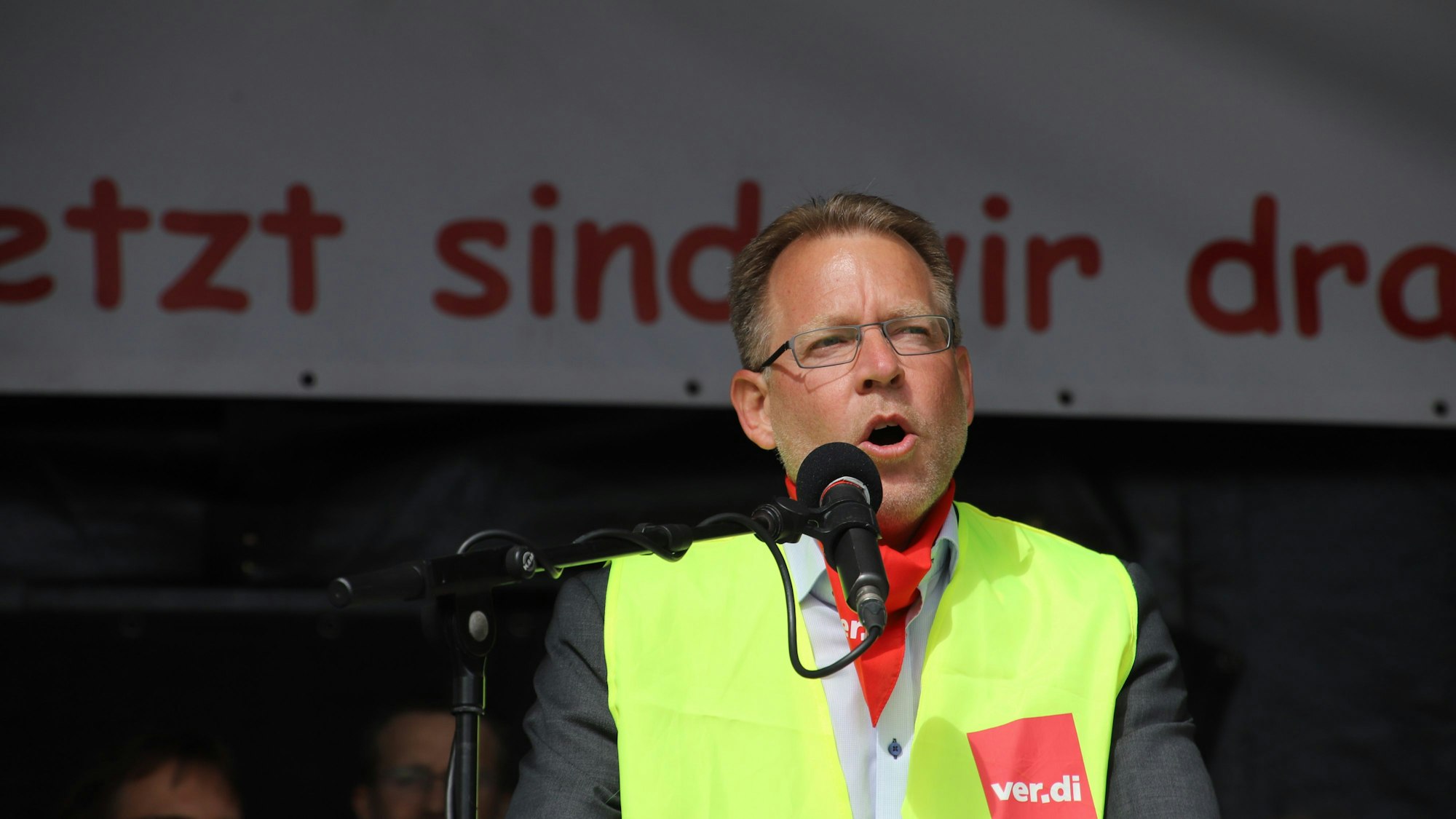 Ver.di-Verhandlungsführer Frank Sauerland schwor die Kundgebungsteilnehmer auf eine harte Tarifrunde ein.