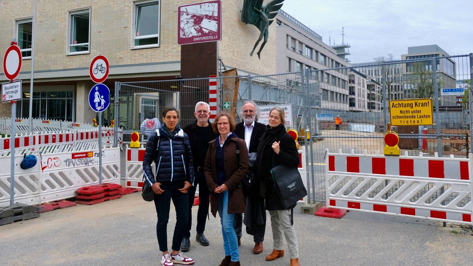 Die Mitglieder der „Baumplatz-Gruppe“ Susanne Filfil, Ralf Pommerening, Christina Hecker, Walter und Barbara Thiess (v.l) stehen vor dem Loch am Friedrich-Wilhelm-Gymnasium/Waidmarkt. Dort, wo das Kölner Stadtarchiv einstürzte.