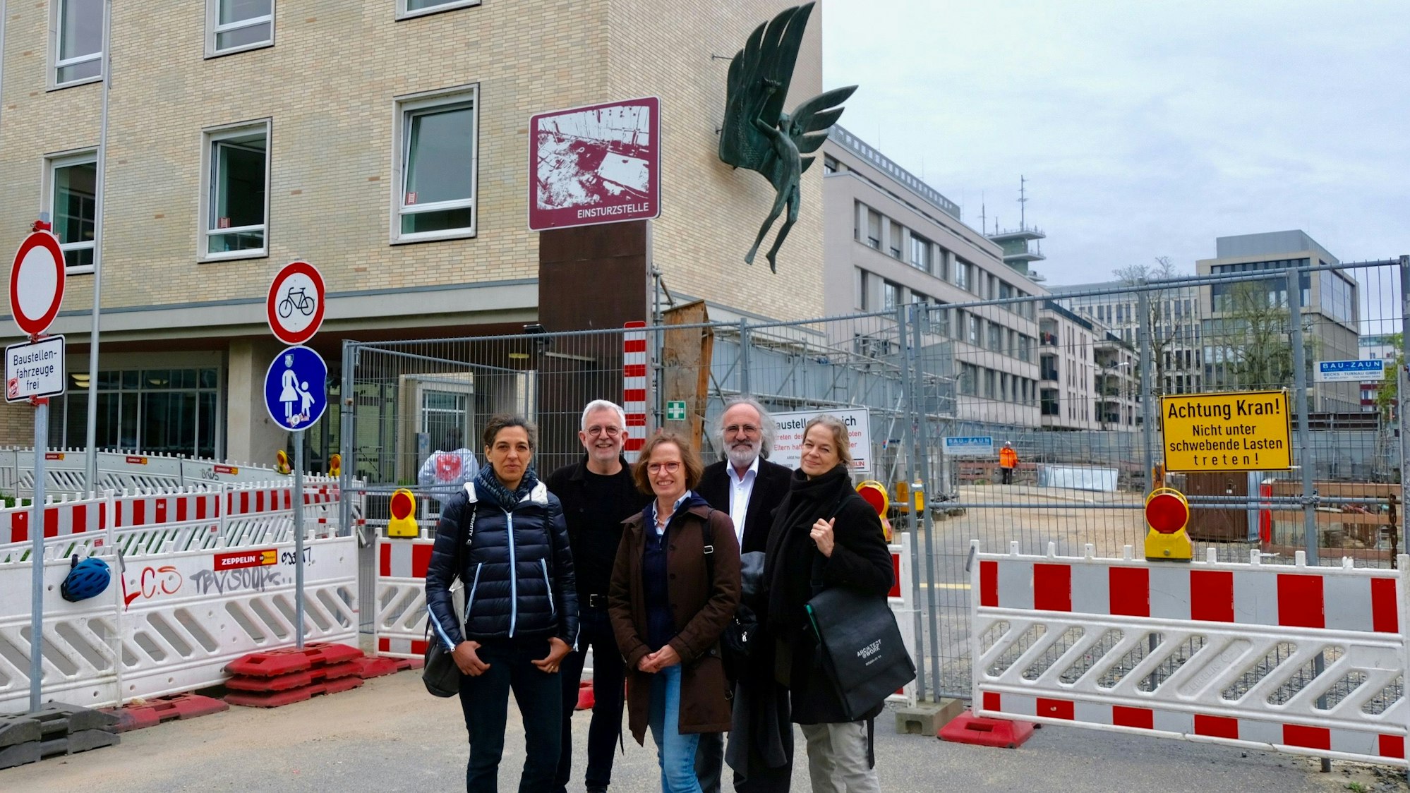 Die Mitglieder der „Baumplatz-Gruppe“ Susanne Filfil, Ralf Pommerening, Christina Hecker, Walter und Barbara Thiess (v.l) stehen vor dem Loch am Friedrich-Wilhelm-Gymnasium/Waidmarkt. Dort, wo das Kölner Stadtarchiv einstürzte.