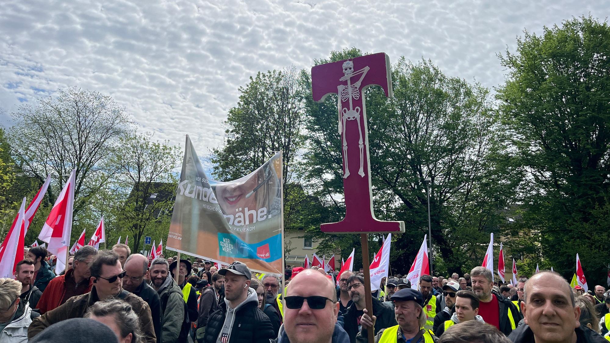 Einer der Teilnehmer hatte an das Kreuz des T für Telekom ein Skelett gezeichnet.