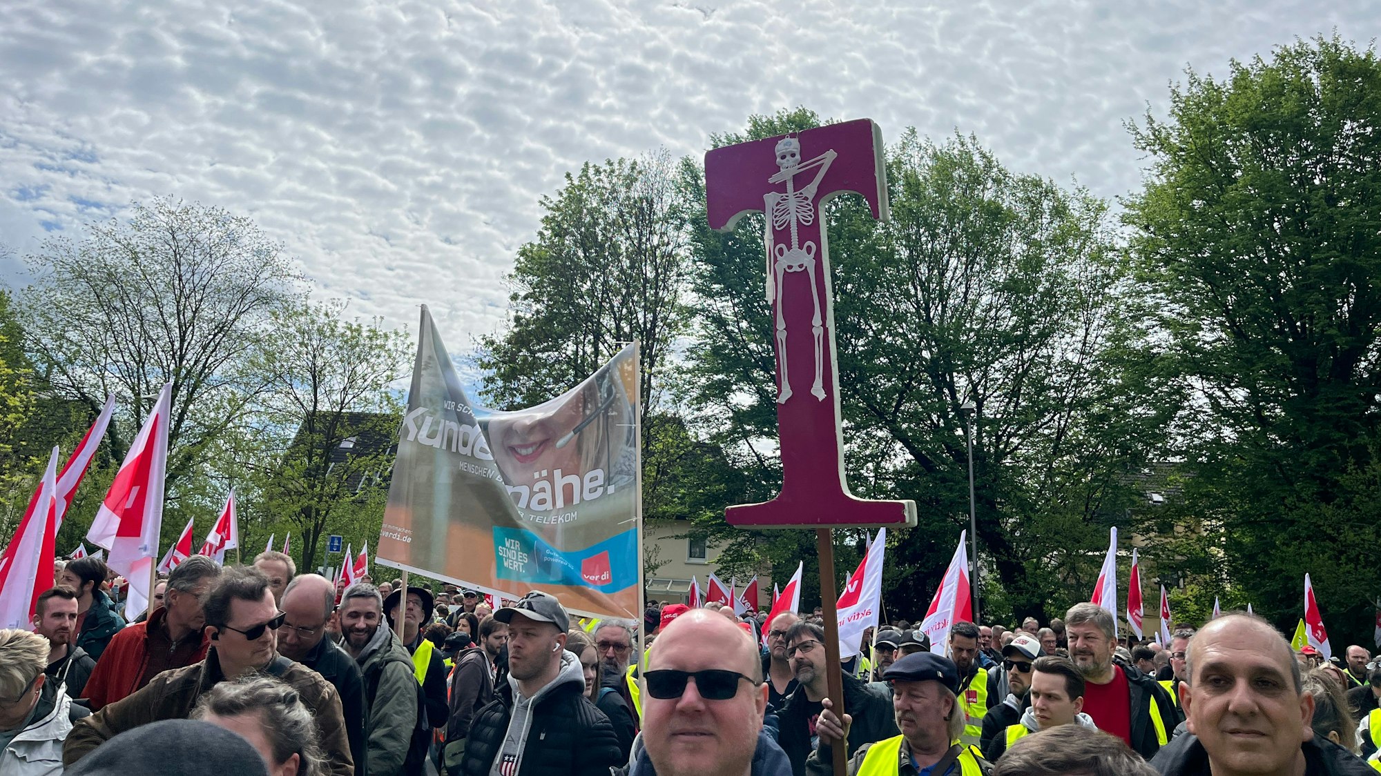 Einer der Teilnehmer hatte an das Kreuz des T für Telekom ein Skelett gezeichnet.