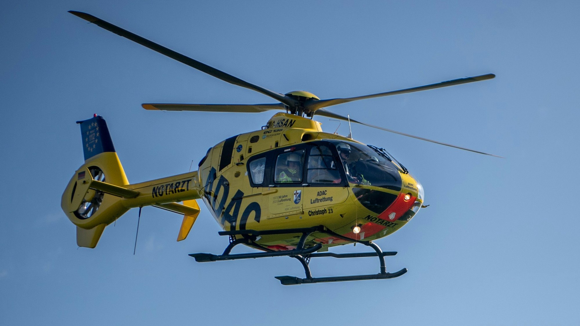 Das Bild zeigt einen Rettungshubschrauber in der Luft.