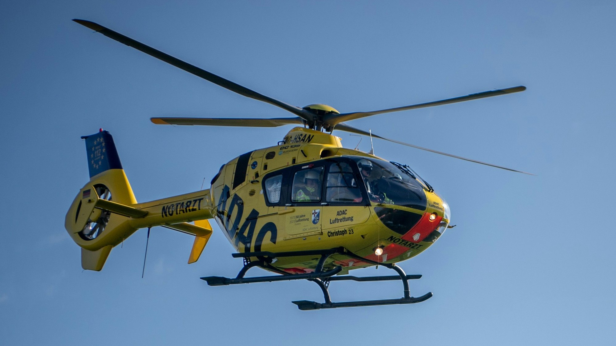 Ein Rettungshubschrauber des ADAC kurz vor der Landung.