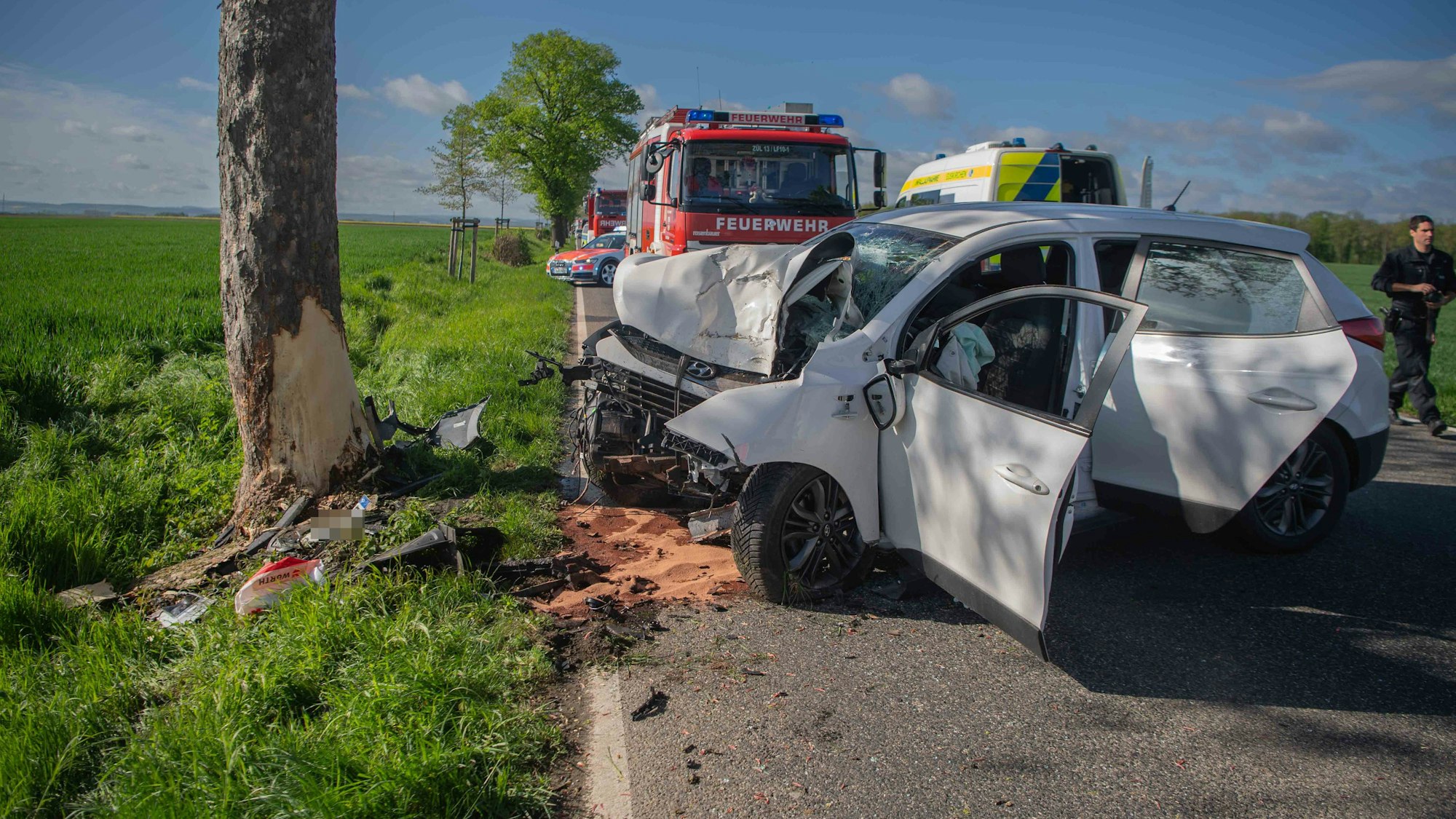 Das Bild zeigt den stark verformten Hyundai an der Unfallstelle.