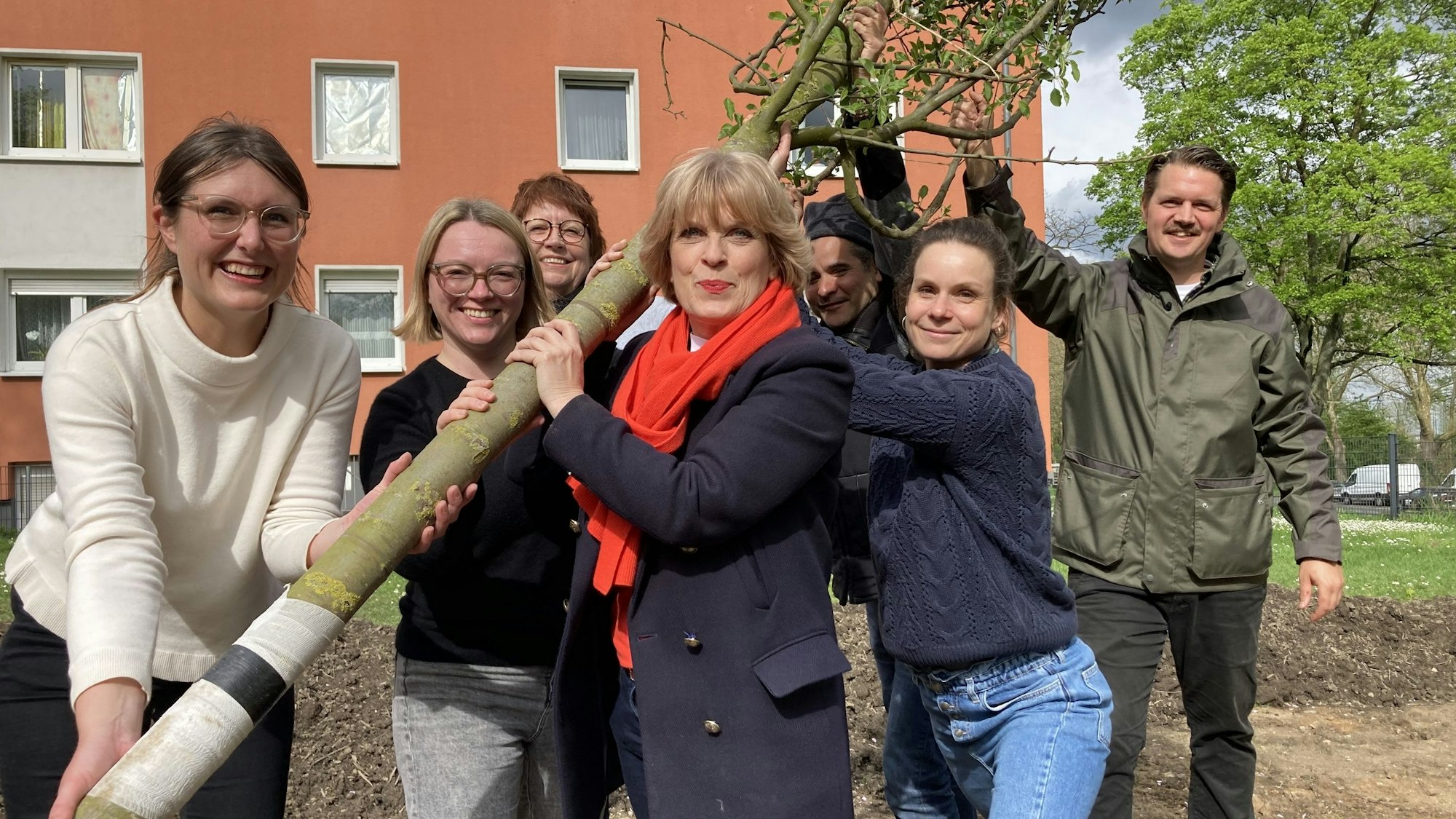 Die Bürgerstiftung Köln spendete dem Nachbarschaftsgarten einen Apfelbaum.
