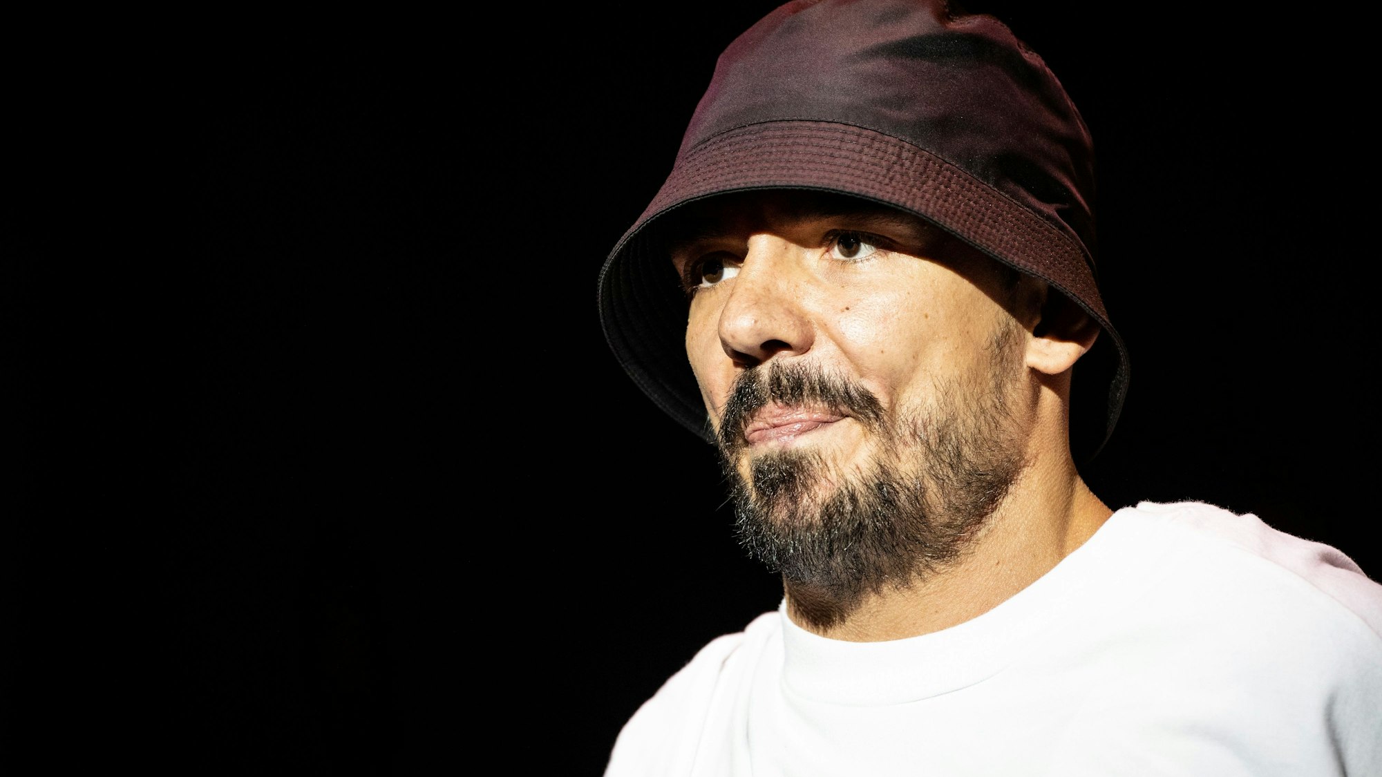 Rapper Capital Bra steht auf der Bühne.