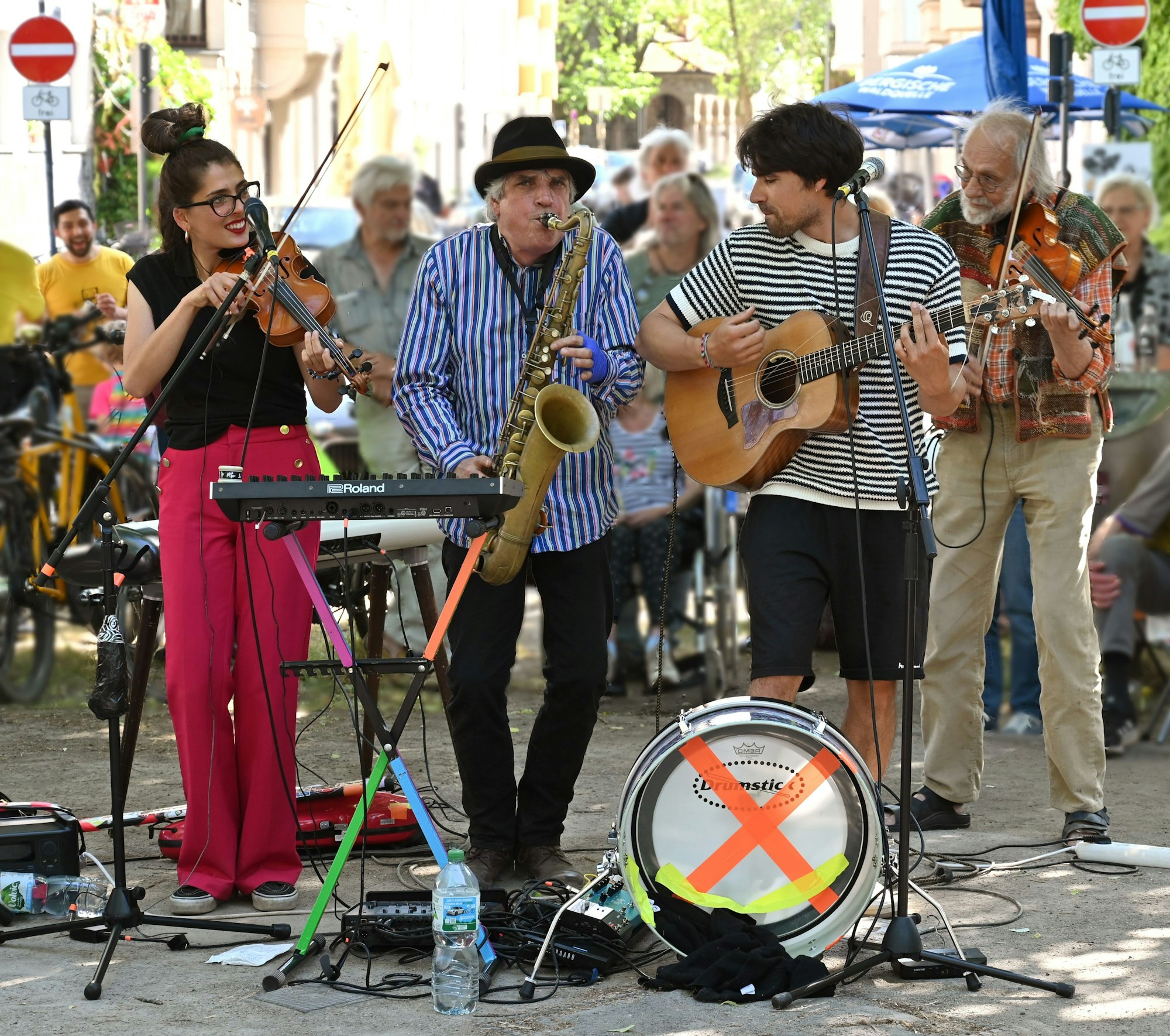 Konzert auf dem Eierplätzchen: Celina von Wrochem (v.l.), ihr Vater Marcus von Wrochem, Partner Luca Bo Hansen und Großvater Klaus der Geiger traten im vergangenen Sommer gemeinsam auf.