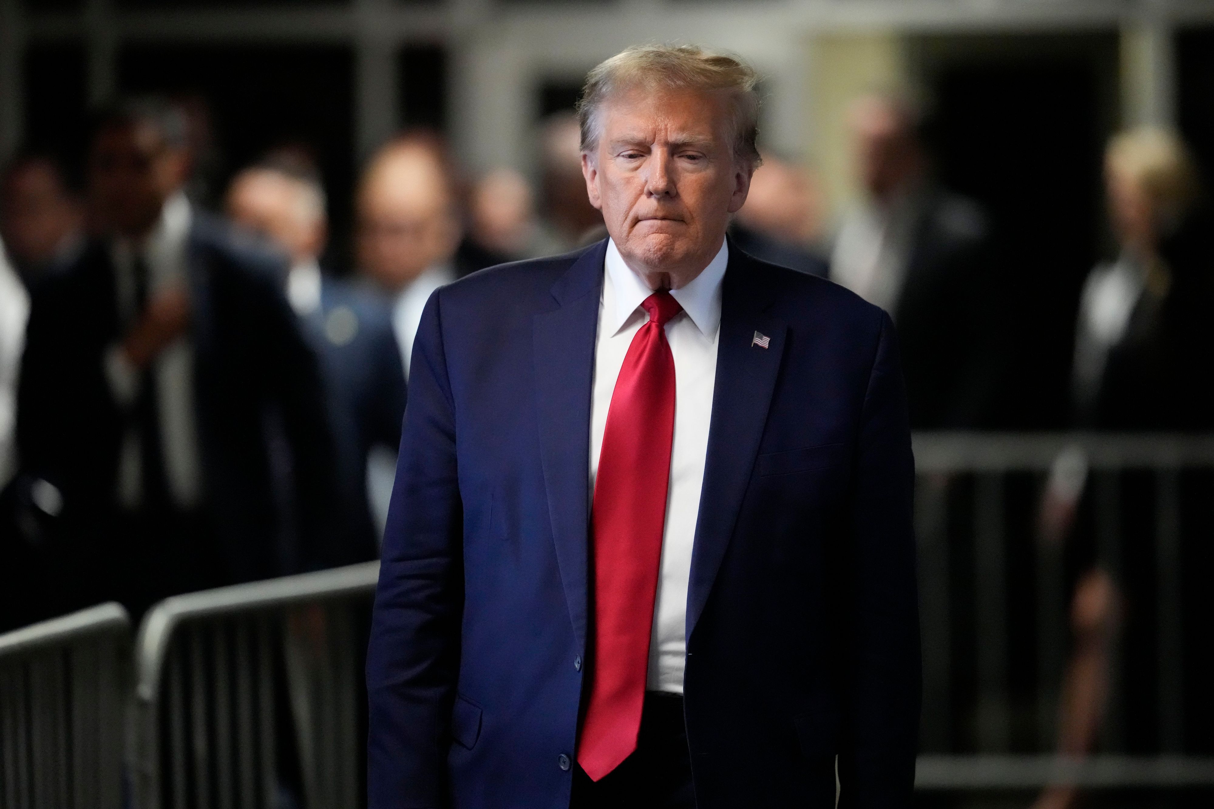 Der ehemalige Präsident Donald Trump verlässt das Strafgericht in Manhattan.