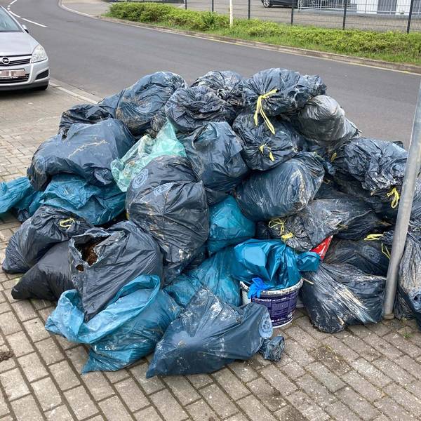 Auf dem Foto sind blaue Müllsäcke zu sehen, in den sich Reste einer Cannabis-Plantage befinden.