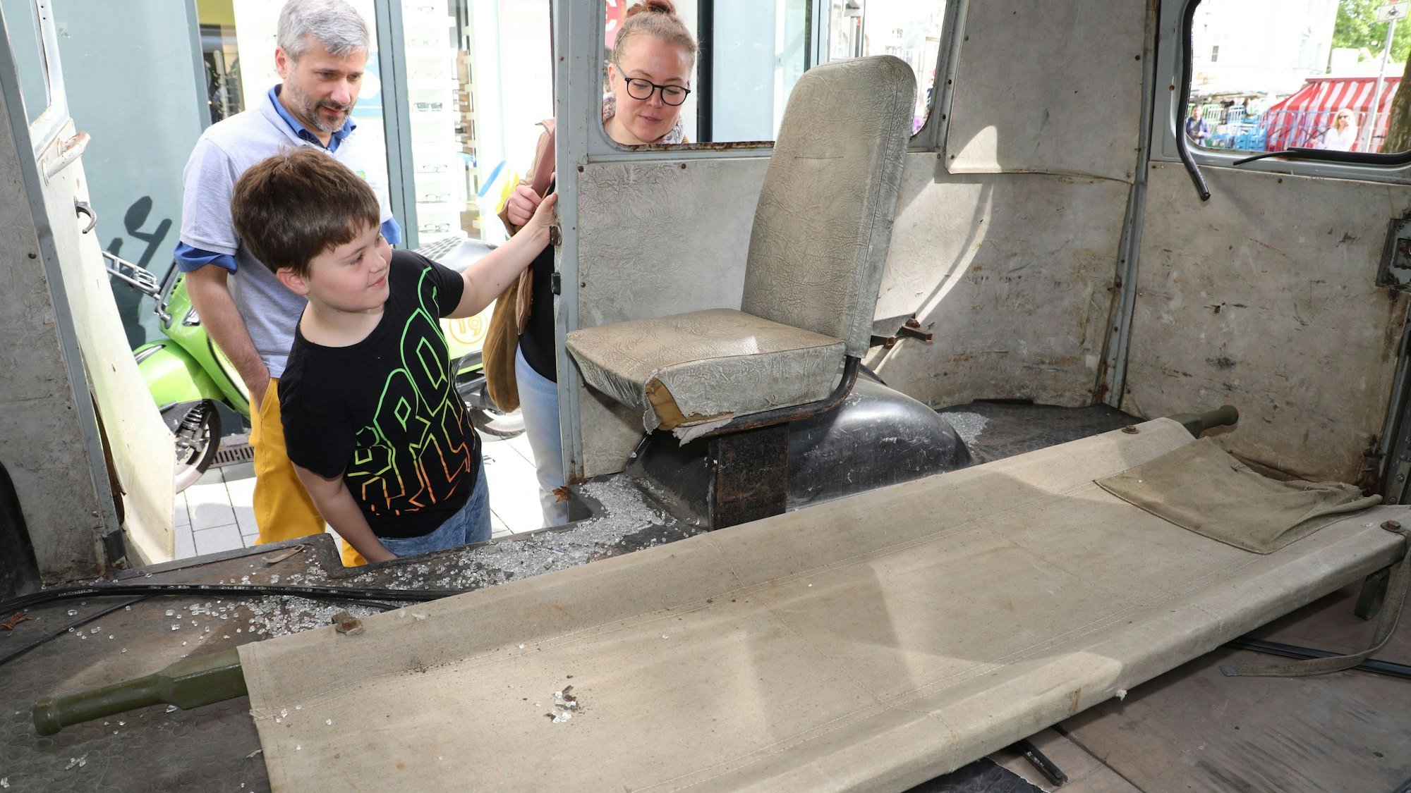 Ein Kind schaut in einen beschossenen ukrainischen Krankenwagen.