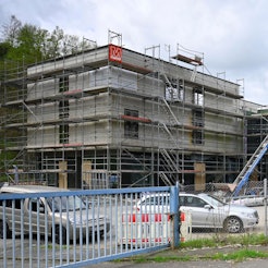 Eine Außenansicht des neuen Straßenverkehrsamts im Rohbau.