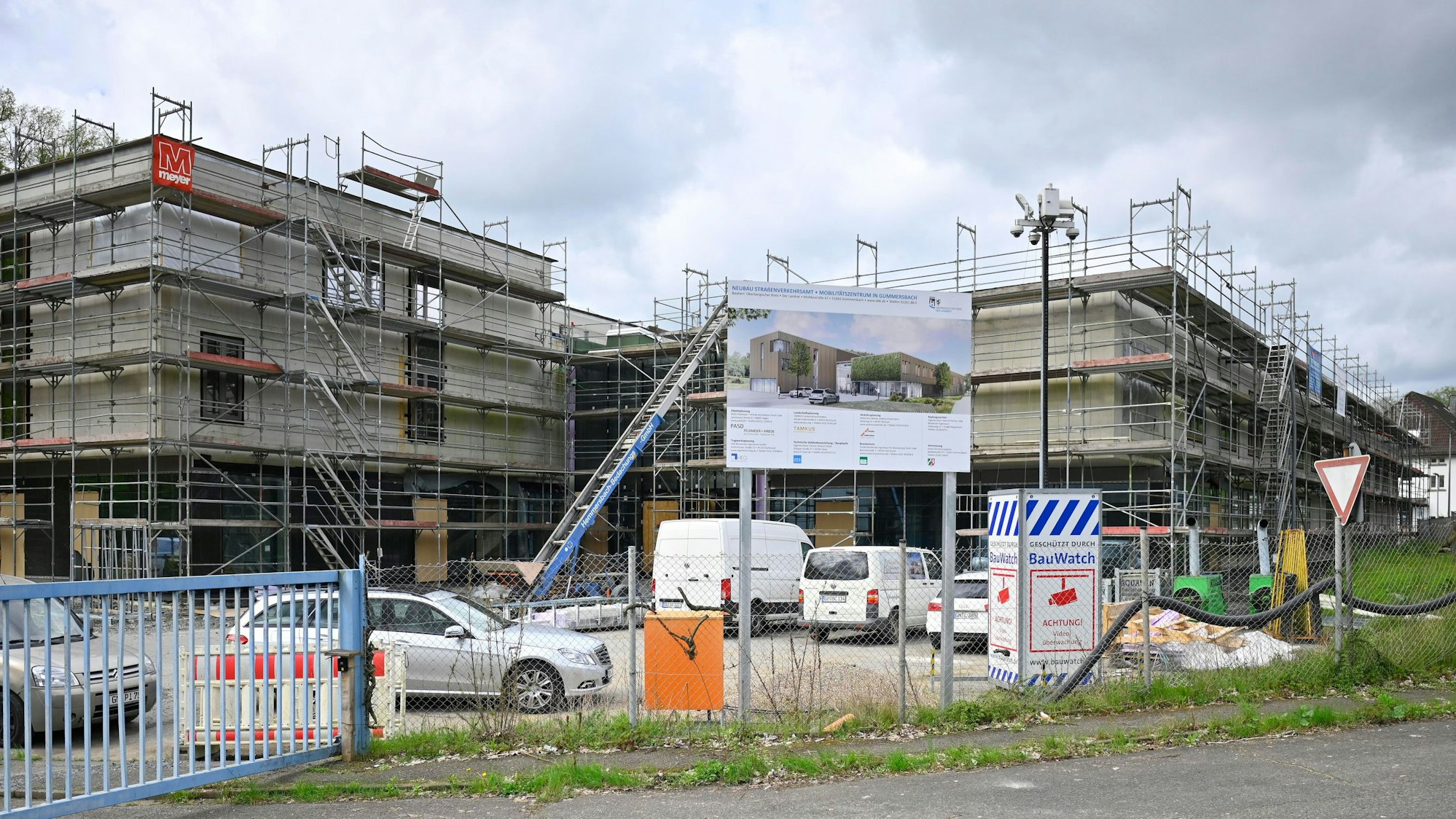 Eine Außenansicht des neuen Straßenverkehrsamts im Rohbau.