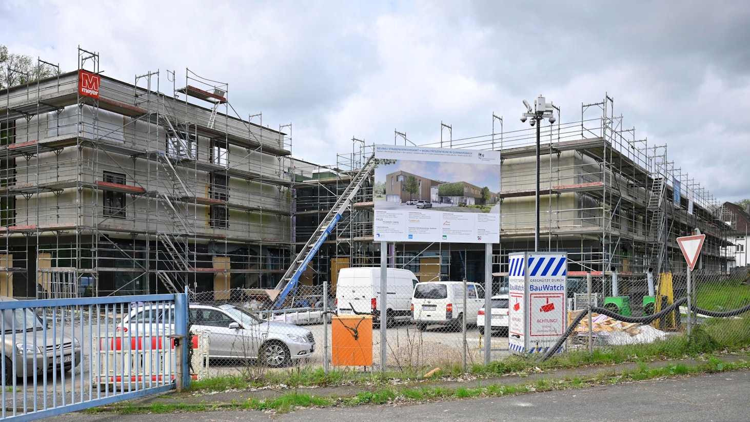 Eine Außenansicht des neuen Straßenverkehrsamts im Rohbau.