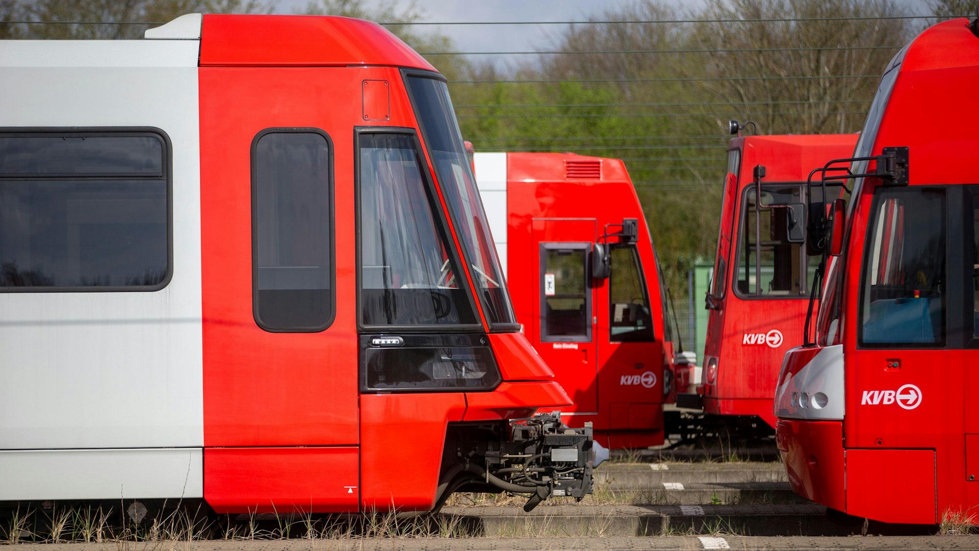 VB Straßenbahnen stehen auf dem Gelände des Betriebshofs der KVB an der Ostmerheimer Straße.