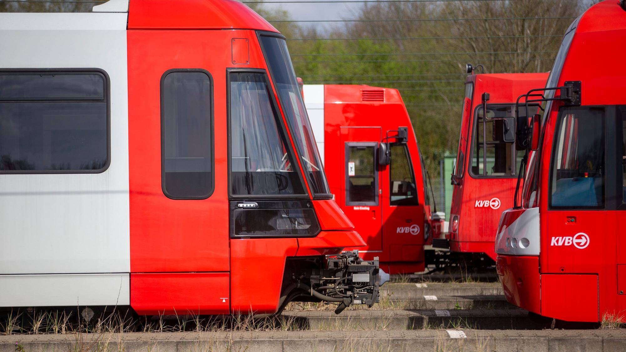 Straßenbahnen stehen auf dem Gelände des Betriebshofs der KVB (Symbolbild)