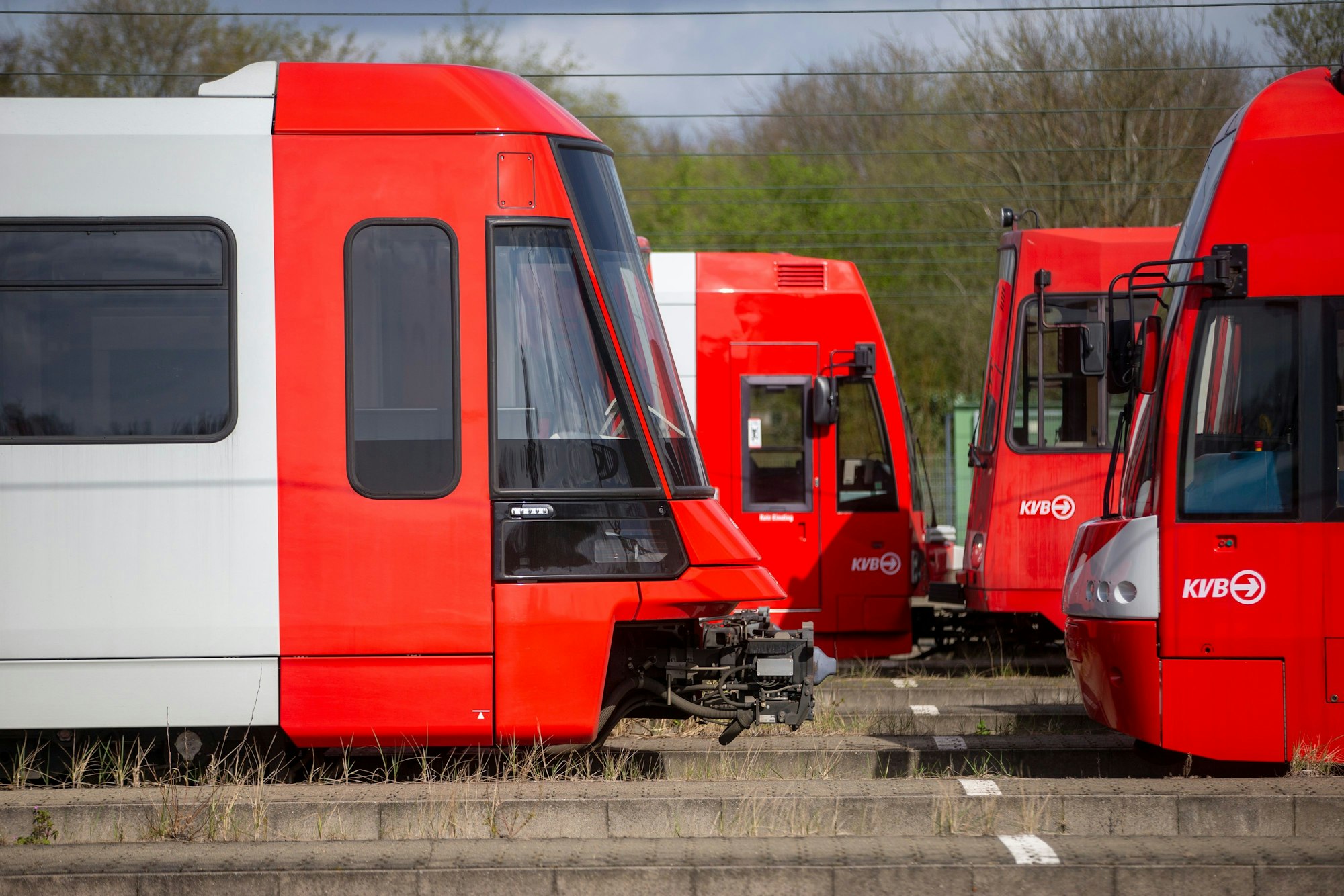Straßenbahnen stehen auf dem Gelände des Betriebshofs der KVB an der Ostmerheimer Strasse.