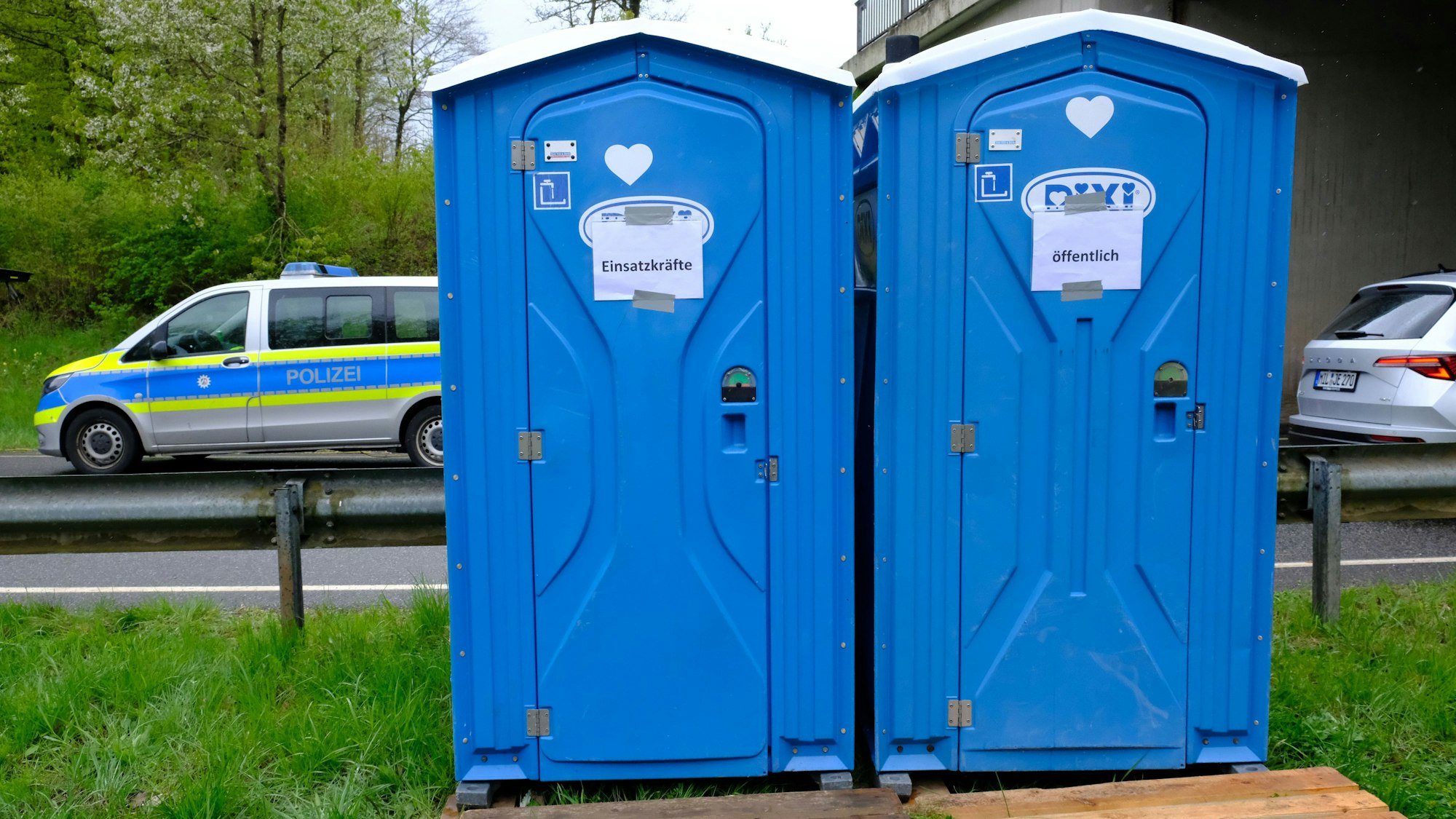An einer Kontrollstelle der Polizei stehen zwei Dixi-Klos für Einsatzkräfte und für die Öffentlichkeit.
